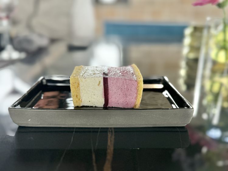 Sandwich con mousse alla vaniglia, mousse ai frutti di bosco e gelé di lamponi