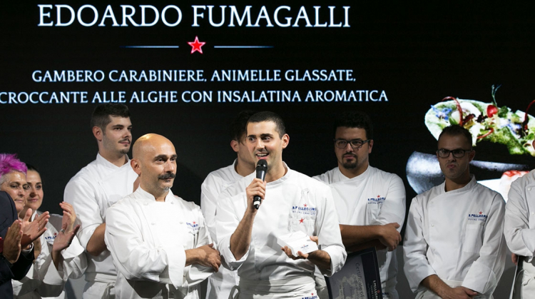 La vittoria di Edoardo Fumagalli alla finale italiana della S. Pellegrino Young Chef 2018, al suo fianco il mentore Anthony Genovese
