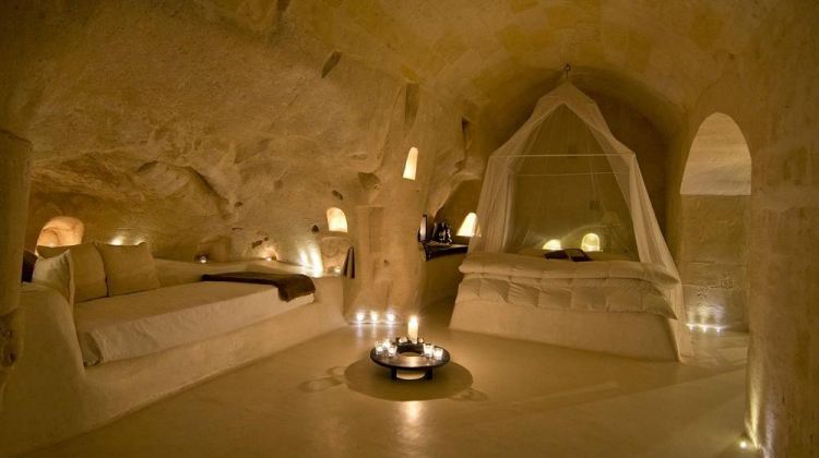 Una delle 23 camere e suite incastonate nelle grotte scavate nel tufo del Sant'Angelo Luxury Resort
