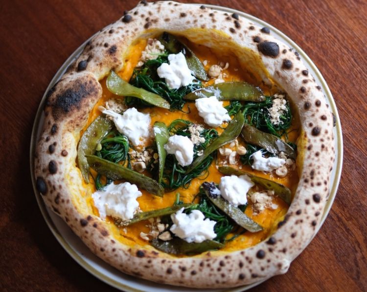 La pizza Sant'Erasmo, veg che cambia in base alla stagionalità (nella foto con crema di carote, taccole, agretti e stracciatella)
