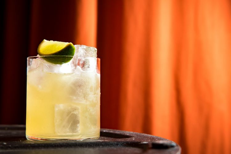 Santo Margarita, un mix di agrumi siciliani e nettare d'agave leggermente piccante, completato con Santa Spina, un distillato siciliano realizzato a partire dalla pala di fico d'india e prodotto in provincia di Messina. Uno spirito che parla la lingua siciliana ma che strizza l'occhio alla cultura messicana. Drink fresco, erbaceo con toni fruttati ed una piacevole nota acida