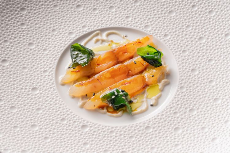 Sarago marinato, radici e zafferano: uno dei piatt