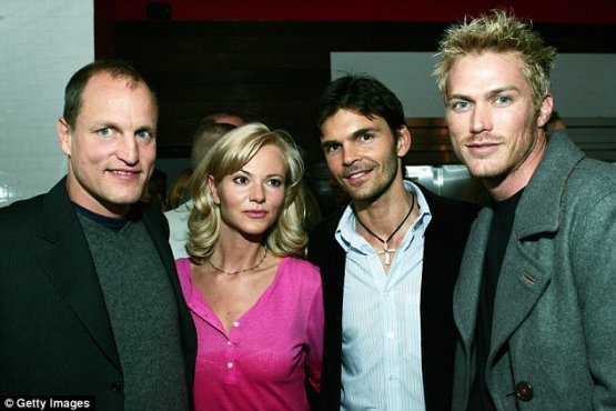 Sara Melngailis con lo chef ed ex marito Matthew Kenney e gli attori Woody Harrelson e Jason Lewis, ai tempi dei fasti del Pure Food and Wine (foto dailymail)