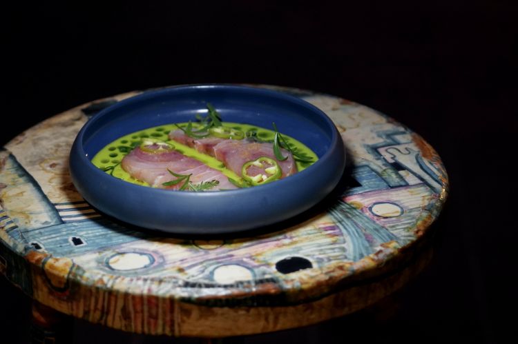 Sashimi di ricciola, gazpacho di friggitelli e cetriolo, portulaca, finocchiella di mare, olio affumicato
