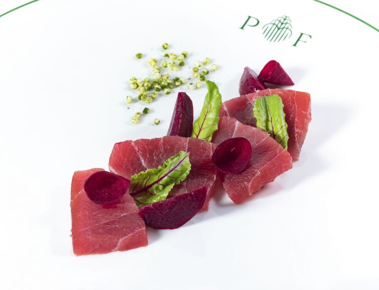 Sashimi di tonno con barbabietole e rafano. Foto: Adriano Truscello
