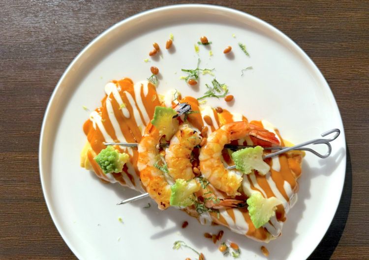 Gambero incavolato: fiordilatte, gamberi monocero grigliati, crema di zucca arrostita e affumicata con legno di rovere, fonduta leggera di canestrato pugliese, broccolo romanesco, zest di limone e pinoli tostati nel burro noisette
