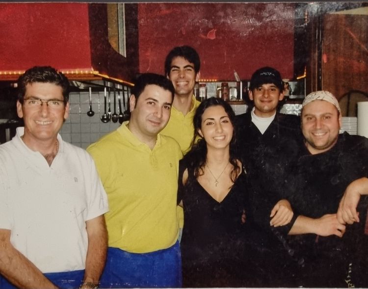 Il team di Savì agli inizi, primo da sinistra il patron Nicola Savino
