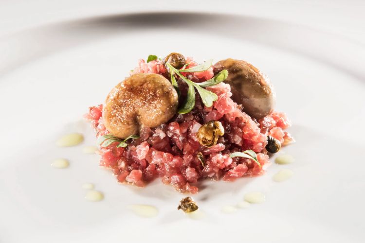 Tartare di sbernia con rognoncini di coniglio e chartreuse ridotta
