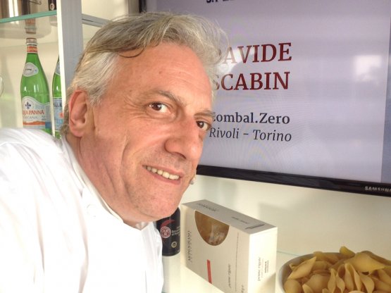 Davide Scabin a Identità Expo: il declassamento del suo Combal.zero a Rivoli vicino Torino, da due a una stella, ha scatenato polemiche a non finire