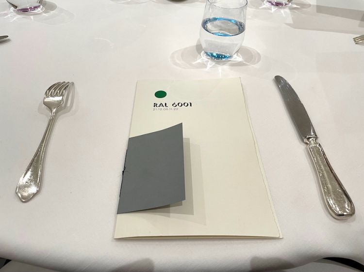 Si chiama Ral 6001 classic il primo menù firmato da Davide Scabin al Carignano, il ristorante gourmet del Sitea a Torino. Se sono state tirate 88 copie e quando la carta verrà sostituita da una più primaverile, verranno inviate a chi le ha prenotate durante una delle cene. Nel pantone, Ral 6001 classic corrisponde al verde smeraldo
