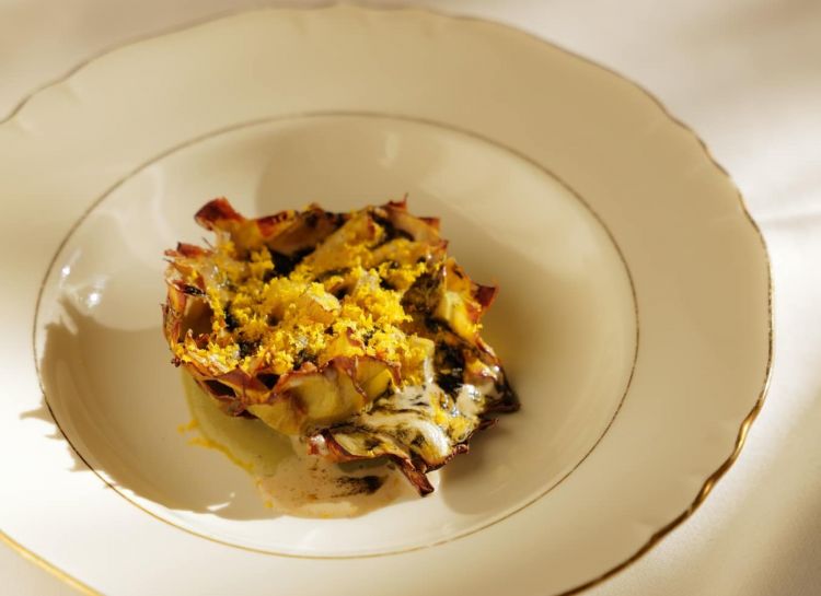 Carciofo arrostito, salsa all’aglio e tè nero, 