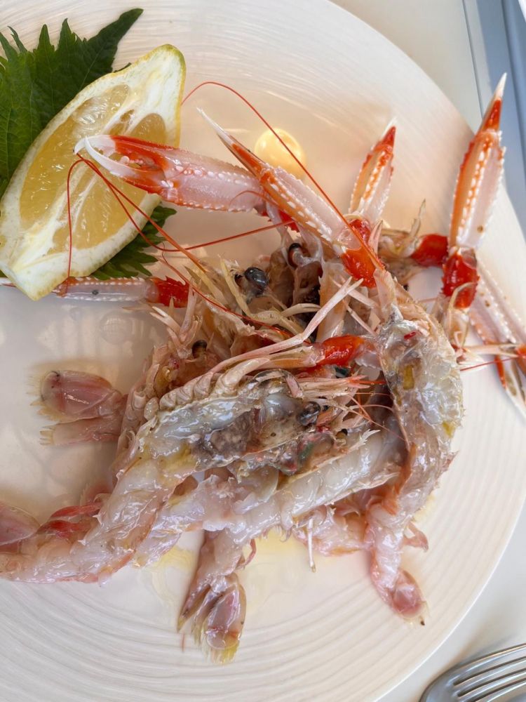 Al Gilda gli scampi vengono serviti crudi o cotti al vapore