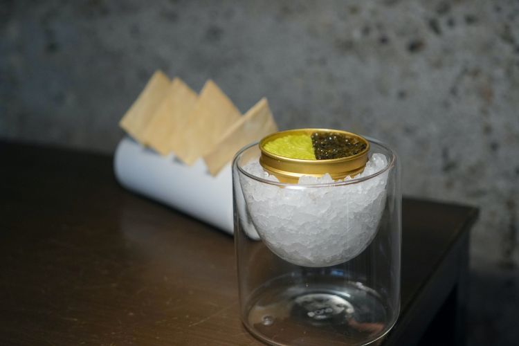 Dopo gli appetizer (Tartelletta con foglia di alga nori, battuta di tonno, caviale; poi Crostatina con sfoglia di wonton, wagyu condito con soia ed erba cipollina; quindi Sfera con besciamella di dashi, tartufo e carpaccio di anatra salata; poi Bao fritto con battuta di piccione e tartufo estivo; infine Fiore croccante di pastella di carbone vegetale con salsa al wasabi) arriva il primo antipasto: Scampi, avocado e caviale, ossia tartare di scampi condita con salsa al miso bianco e yuzu, mousse di avocado e sake, caviale Baikal, ben sapido