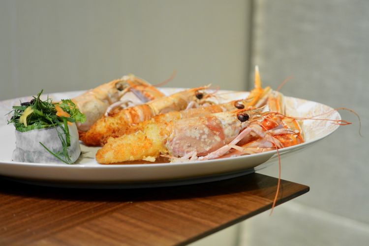 Scampi di Mazara dorati alla Da Vittorio, misticanza Planet Farm, maionese. Gli scampi sono dorati in padella come fossero la mitica cotoletta del Da Vittorio