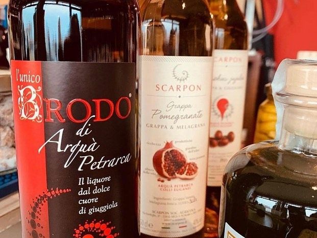 Il liquore Brodo di giuggiole &egrave; il prodotto simbolo di Arqu&agrave; Petrarca: &egrave; un liquore, nato da un'intuizione della famiglia Scarpon, prodotto dall'infusione di giuggiole, con mele cotogne, uva, melograno in alcol, zucchero e aromi
