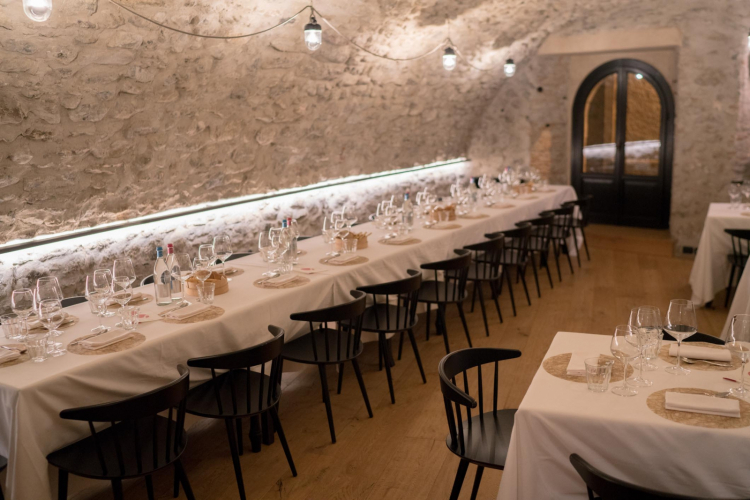 La sala dell'Osteria pronta per una serata speciale
