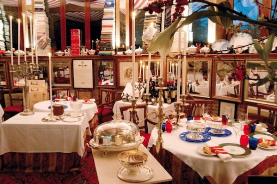 La sala, particolare e ricchissima, dell'Ambasciata