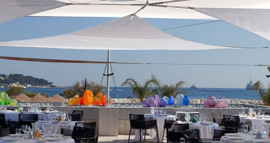 Il ristorante Les Pêcheurs, una stella Michelin dentro al Cap d'Antibes Beach hotel, direttamente sul mare
 
 