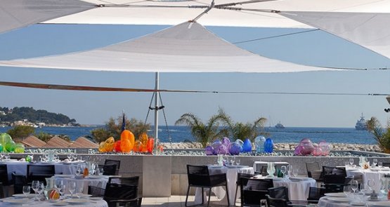 Il ristorante Les Pêcheurs, una stella Michelin dentro al Cap d'Antibes Beach hotel, direttamente sul mare