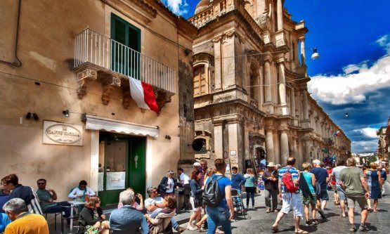 BENGODI A NOTO. L'ingresso del Caffé Sicilia, telefono +39.0931.835013, tappa imperdibile per cuochi e palati fini da tutto il mondo (foto Alfio Bonini/Dissapore)
