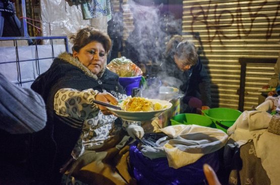 Oltre al ristorante e al centro di formazione, Gustu include altri importanti progetti: Suma Phayata (formazione in igiene, preparazione e vendita per gli operatori di strada, nella foto), Manq’a (12 scuole di alta cucina già aperte a El Alto e nelle comunità rurali dell’altopiano, che hanno già diplomato oltre un migliaio di alunni) e Q’atu (packaging di ingredienti locali d’alta qualità venduti nei negozi)
