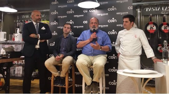 Il nostro cuoco un mese fa al Coin di Bari con Paolo Marchi, per il ciclo "Storie di gusto e di passione"
