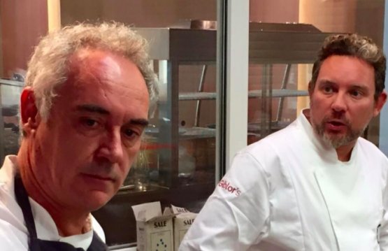 Albert Adrià col fratello maggiore Ferran l'anno scorso al Refettorio Ambrosiano di Massimo Bottura (foto Zanatta)
