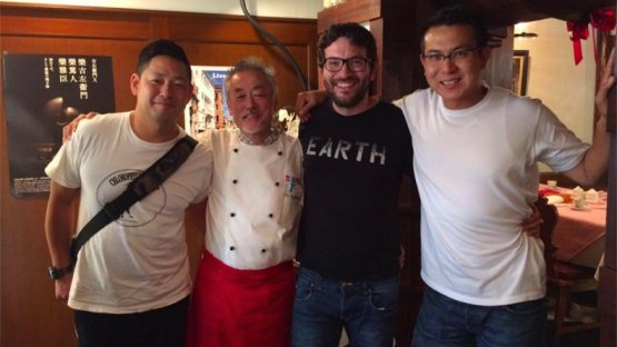 Giuseppe Iannotti, secondo da destra, in una delle sue frequenti escursioni in Giappone, assieme ai suoi sous chef Tadashi Takayama (a destra) ed Eugenio Vitagliano. Secondo da sinistra, lo chef del ristorante Motoi di Kyoto
