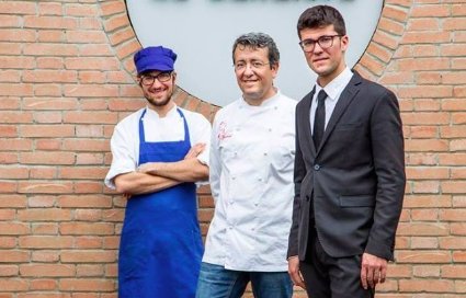 Il cuoco Mattia Spadone (a sinistra), con papà Bruno e il fratello Alessio Spadone (in sala)
