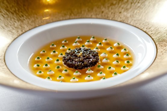 Il Caviale in gelatina con crema di cavolfiore, un grande classico di Joël Robuchon, buono a qualsiasi latitudine (foto Andrew Harper)
