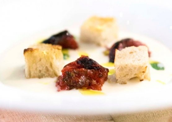 Zuppa di Grana Padano con pomodori pelati e pane raffermo, piatto in carta negli Spazio di Niko Romito: acidità, nota alcolica e dolcezza
