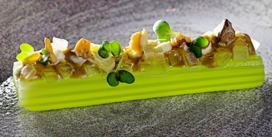 L'insalata Waldorf, trasposta in uno Spiedino di sedano (foto twitter 4amb5Mujades)