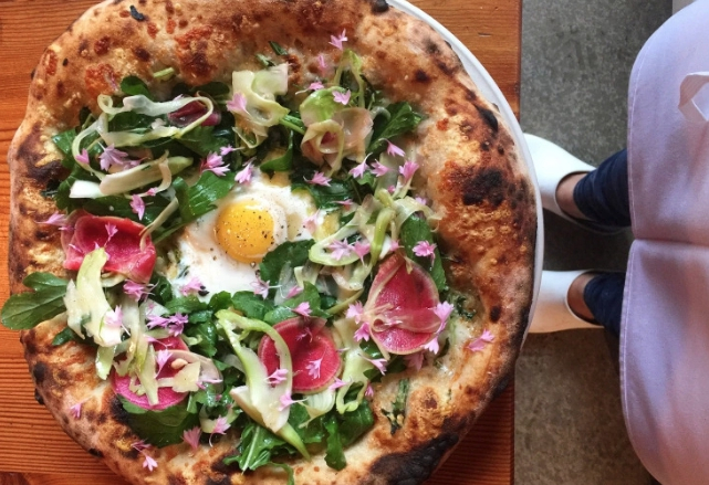 Ci sarà anche Sarah Minnick del Lovely’s Fifty-Fifty di Portland, nell’Oregon, Usa (nella foto, proprio una sua pizza).

