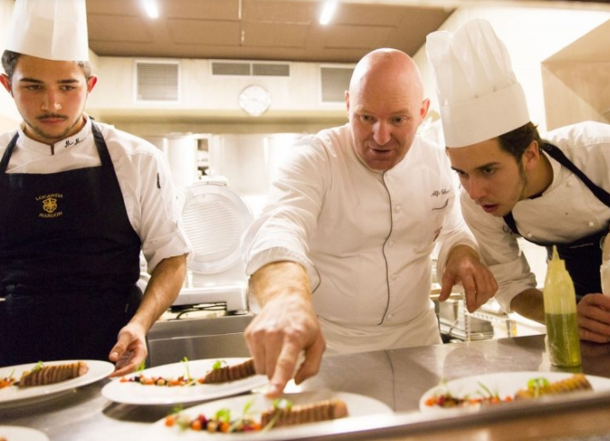 Poche settimane fa, il ristorante Locanda Margon è stata premiato con la seconda stella Michelin: «Avevamo già alzato da un paio d'anni l'asticella dell'ambizione», spiega Alfio Ghezzi, qui in cucina nella foto di Eugenio Luti
