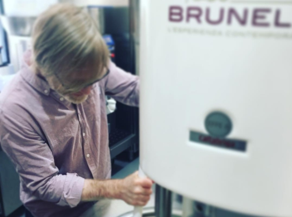 Burns alla macchina verticale di Brunelli (foto instagram/Brunelli)
