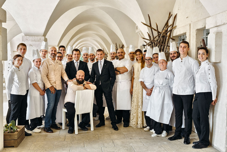 Lo staff dei Due Camini. A gestire la cantina è l'ottimo Giuseppe Cupertino, quello alto vestito di scuro al centro
