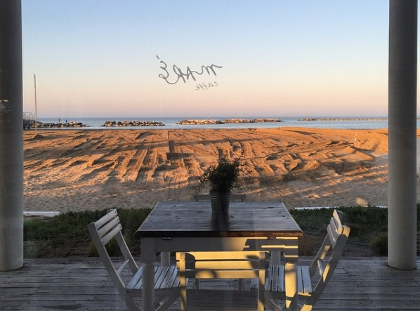 Tavoli del Maré di Cesenatico con vista sulla spi