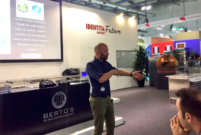 Il bartender Samuele Ambrosi di Campari Academy, a