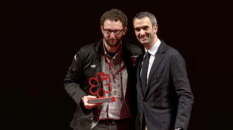Il premio ad Alessio Longhini, con lui è Marco Lavazza, vicepresidente Lavazza
