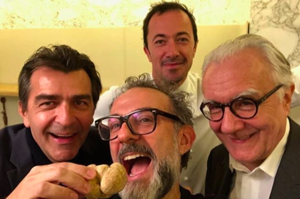 Alleno in una foto recente con Massimo Bottura, Romain Meder e Alain Ducasse
