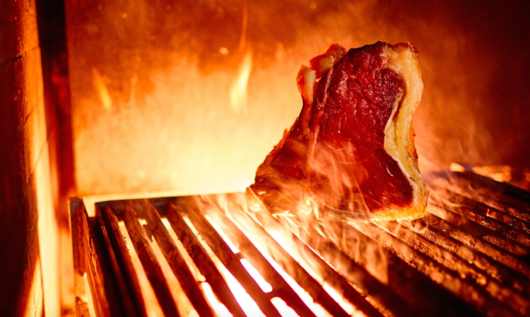 Carne nel fuoco al ristorante-braceria Bifulco a O