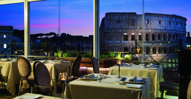 Vista magnifica sul Colosseo dall'Aroma di Pal