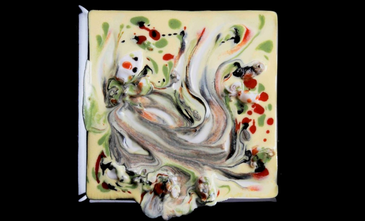 Dripping di pesce, omaggio a Jackson Pollock: come si vede dalle scie di colore che restano distinte, le sostanze conservano identità e individualità
