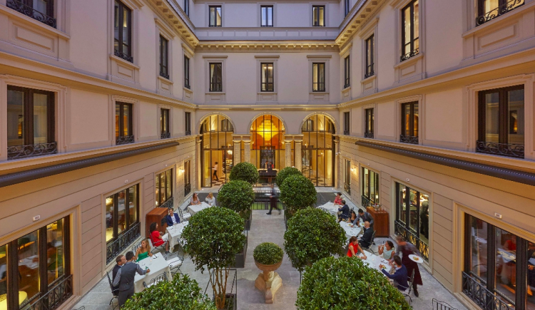 La corte interna del Mandarin Oriental di Milano