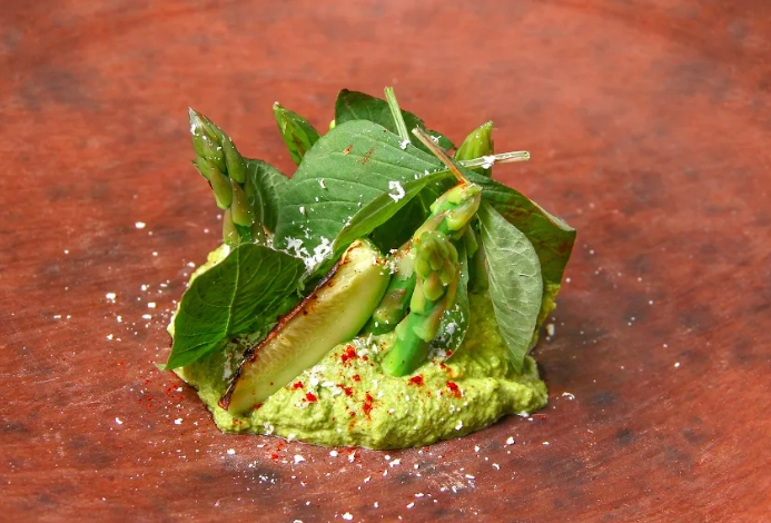 Chile poblano with Pipián verde with courgettes, asparagus and Istmeño cheese
