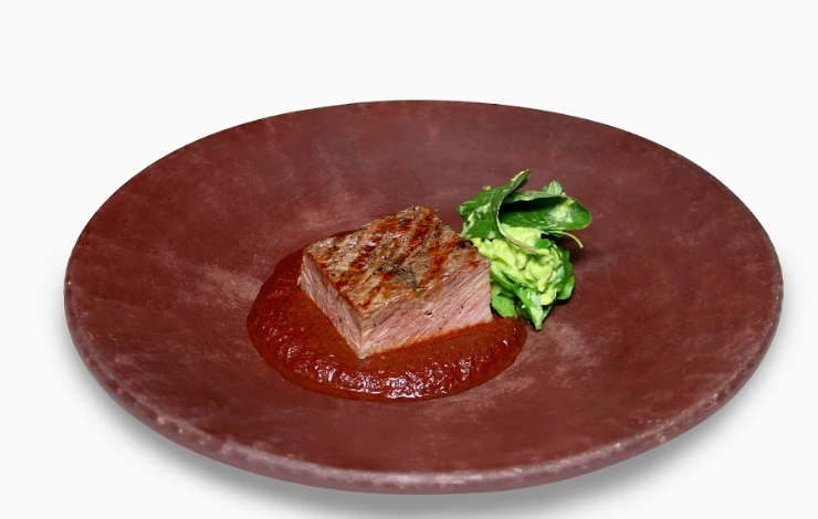 Rib-eye con chintexle d’insetti, uno dei piatti 