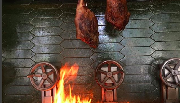 Cosce d'agnello sul fuoco (foto instagram/kobewulf)
