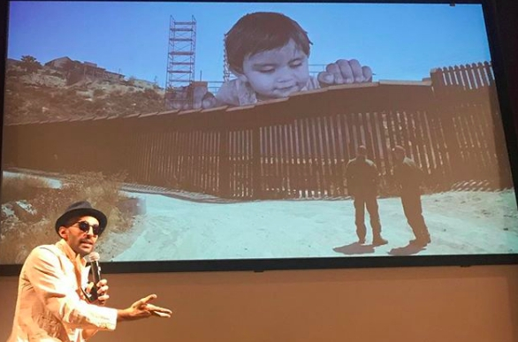 JR Artist e l'installazione a cavallo del muro tra Messico e Stati Uniti
