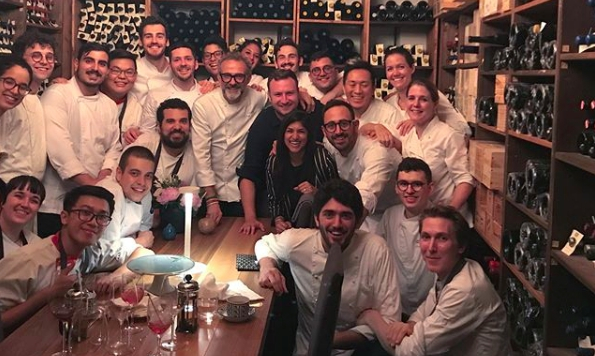 David Gelb con lo staff dell'Osteria Francescana (foto instagram)
