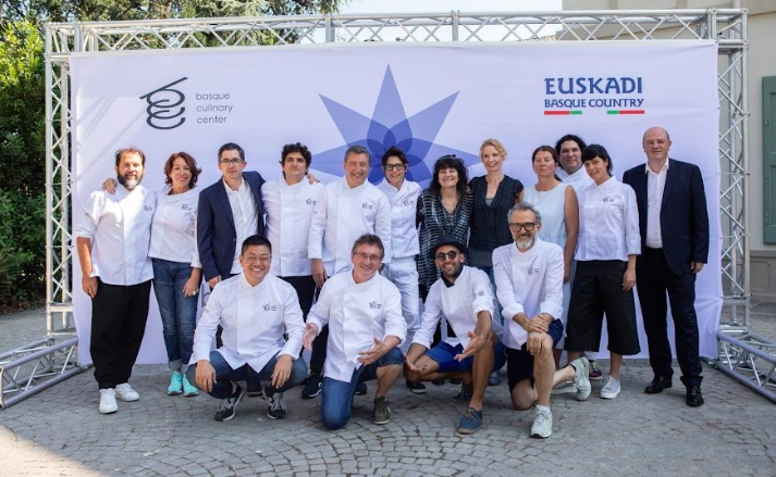 In piedi in centro, Reichl nella compagine del simposio organizzato dal Basque Culinary Center a Modena, il 24 luglio scorso
